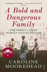 A Bold and Dangerous Family - Caroline Moorehead - 9780099590156
