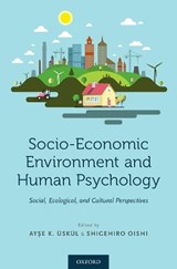 Socio-Economic Environment and Human Psychology - AYSE K. (READER IN SOCIAL PSYCHOLOGY,  Reader in Social Psychology, University of Kent, UK) UEskul ; Shigehiro (Professor of Psychology, Professor of Psychology, University of Virginia) Oishi - 9780190492908