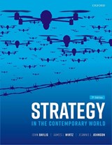 Strategy in the Contemporary World - John (Emeritus Professor of Politics and International Relations Baylis ; James J. (Professor of National Security Affairs Wirtz ; Jeannie L. (Director of Center for Anticipatory Intelligence and Associate Professor Johnson - 9780192845719