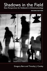 Shadows in the Field - GREGORY F. (ASSOCIATE PROFESSOR OF MUSICOLOGY,  Associate Professor of Musicology, Vanderbilt University) Barz ; Timothy J. (Associate Professor, Department of Music, Associate Professor, Department of Music, University of California-Santa Barbara) Cooley - 9780195324969