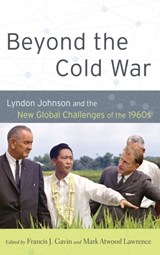 Beyond the Cold War - FRANCIS J. (TOM SLICK PROFESSOR OF INTERNATIONAL AFFAIRS,  Tom Slick Professor of International Affairs, LBJ School of Public Affairs, UT Austin) Gavin ; Mark Atwood (Associate Professor, Associate Professor, History, UT Austin) Lawrence - 9780199790692