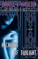 A Caress of Twilight - Laurell K. Hamilton - 9780345478160