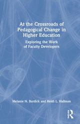 At the Crossroads of Pedagogical Change in Higher Education - MELANIE N. (PROFESSOR,  Washburn University) Burdick ; Heidi L. (Professor, University of Kansas) Hallman - 9780367456801