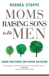 Moms Raising Sons to Be Men - Rhonda Stoppe - 9780736986496
