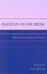 Pakistan on the Brink - Craig Baxter - 9780739104989