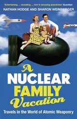 A Nuclear Family Vacation - Nathan Hodge ; Sharon Weinberger - 9780747598305