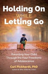 Holding On While Letting Go - Ph.D. Carl Pickhardt - 9780757324239