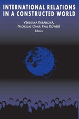International Relations in a Constructed World - Vendulka Kubalkova - 9780765602985