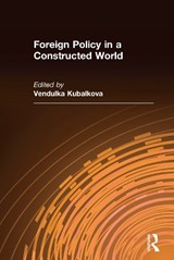 Foreign Policy in a Constructed World - Vendulka Kubalkova - 9780765607874