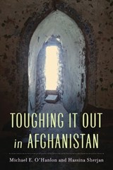 Toughing It Out in Afghanistan - Michael E. O'Hanlon ; Hassina Sherjan - 9780815704096