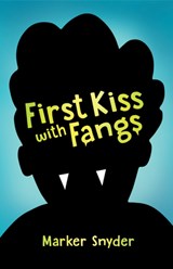 First Kiss with Fangs - Marker Snyder - 9780823461943