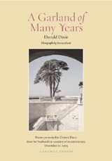 A Garland of Many Years - Donald Davie - 9780826515070