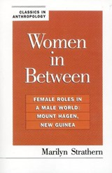 Women in Between - Marilyn Strathern - 9780847677856