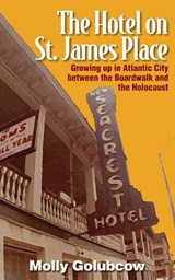 The Hotel on St. James Place: Growing Up in Atlantic City Between the Boardwalk and the Holocaust - Molly Golubcow - 9780935437577
