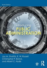 Introducing Public Administration - Jay M. Shafritz ; E. W. Russell ; Christopher P. Borick ; Albert C. (Brookings Institution Hyde - 9781032042893