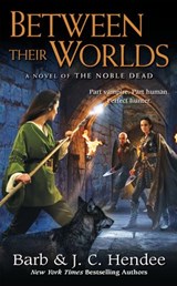 Between Their Worlds - Barb Hendee ; J.C. Hendee - 9781101559376