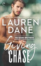 Giving Chase - Lauren Dane - 9781335081025