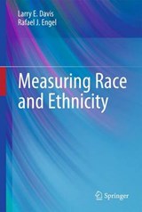 Measuring Race and Ethnicity - Larry E. Davis ; Rafael J. Engel - 9781441966964