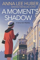 A Moment's Shadow - Anna Lee Huber - 9781496740090