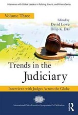 Trends in the Judiciary - DAVID (LEEDS BECKETT UNIVERSITY LAW SCHOOL,  UK) Lowe ; Dilip K. (International Police Executive Symposium, New York, USA) Das - 9781498715133