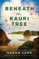 Beneath the Kauri Tree - Sarah Lark ; D. W. Lovett - 9781503900585