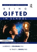 Being Gifted in School - Laurence J. Coleman ; Tracy L. Cross - 9781593631543