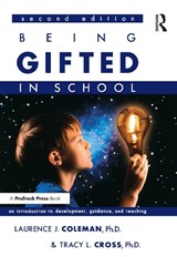 Being Gifted in School - Laurence J. Coleman ; Tracy L. Cross - 9781618218384