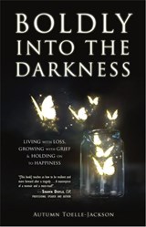 Boldly into the Darkness: Living with Loss, Growing with Grief & Holding on to Happiness - Autumn Toelle-Jackson - 9781634893756