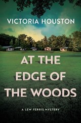 At the Edge of the Woods - Victoria Houston - 9781639106530