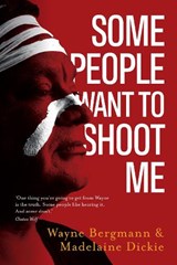 Some People Want to Shoot Me - Madelaine Dickie ;  Wayne Bergmann - 9781760992378