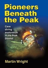 Pioneers Beneath the Peak - Martin Wright - 9781838262808