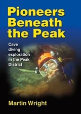 Pioneers Beneath the Peak - Martin Wright - 9781838262815