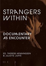 Strangers Within - Khalik Allah ; Ruth Beckermann ; Jon Bang Carlsen ; Adam Christensen ; Annie Ernaux ; Gareth Evans ; Jane Fawcett ; Xiaolu Guo ; Umama Hamido ; Trinh T. Minh-ha ; Toni Morrison ; Marc Isaacs ; David MacDougall ; Bruno de Wachter ; Andrea Luka Zimmerman ;  - 9781913513559