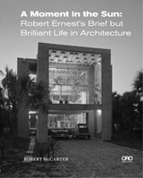 A Moment in the Sun - Robert McCarter - 9781954081437
