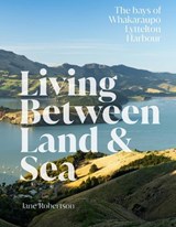 Living Between Land and Sea - Jane Robertson - 9781991016539