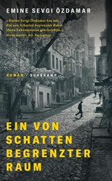 Ein von Schatten begrenzter Raum - ÖZDAMAR, Emine Sevgi - 9783518472880