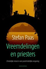 Vreemdelingen en priesters - Stefan Paas - 9789023979340