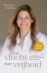 Van vlucht naar vrijheid - Monique Giebels - 9789083539096