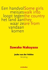 Een handvol meisjes loopt tegen het land aan waar ze vandaan komen - Sawako Nakayasu - 9789493332898