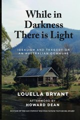 While In Darkness There Is Light - Louella Bryant ; Howard Dean - 9798330231836