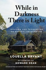 While In Darkness There Is Light - Louella Bryant ; Howard Dean - 9798330231874