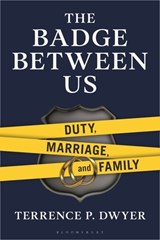 The Badge Between Us - Terrence P. (Retied NYPD trooper and investigator) Dwyer - 9798881842550