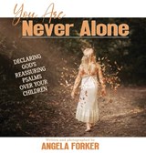 You Are Never Alone: Declaring God's Reassuring Psalms Over Your Children - Angela Forker - 9798993378732