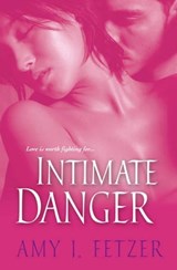Intimate Danger - Amy J. Fetzer - 9780758282705