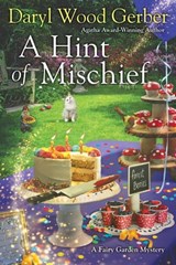 A Hint of Mischief - Daryl Wood Gerber - 9781496736055
