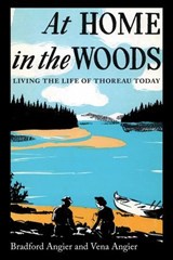 At Home in the Woods - Bradford Angier ; Elvena Angier - 9781608934430