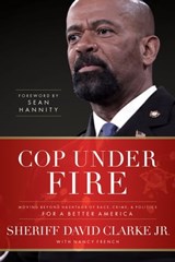 Cop Under Fire - David Clarke Jr. - 9781683970644