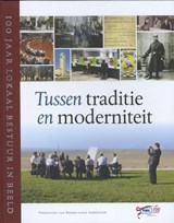 Tussen traditie en moderniteit - Martijn van der Steen; Mark van Twist - 9789012576529