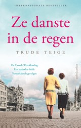 Ze danste in de regen - Trude Teige - 9789026369964