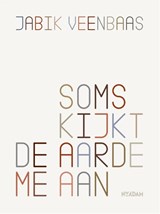 Soms kijkt de aarde me aan - Jabik Veenbaas - 9789046826713